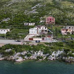 Penzion Lakefront House, Široka